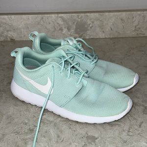 Women’s Nike shoe size 9 in good condition